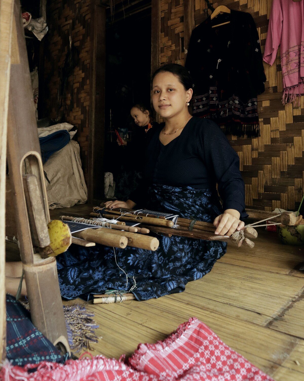 The shawl weavers